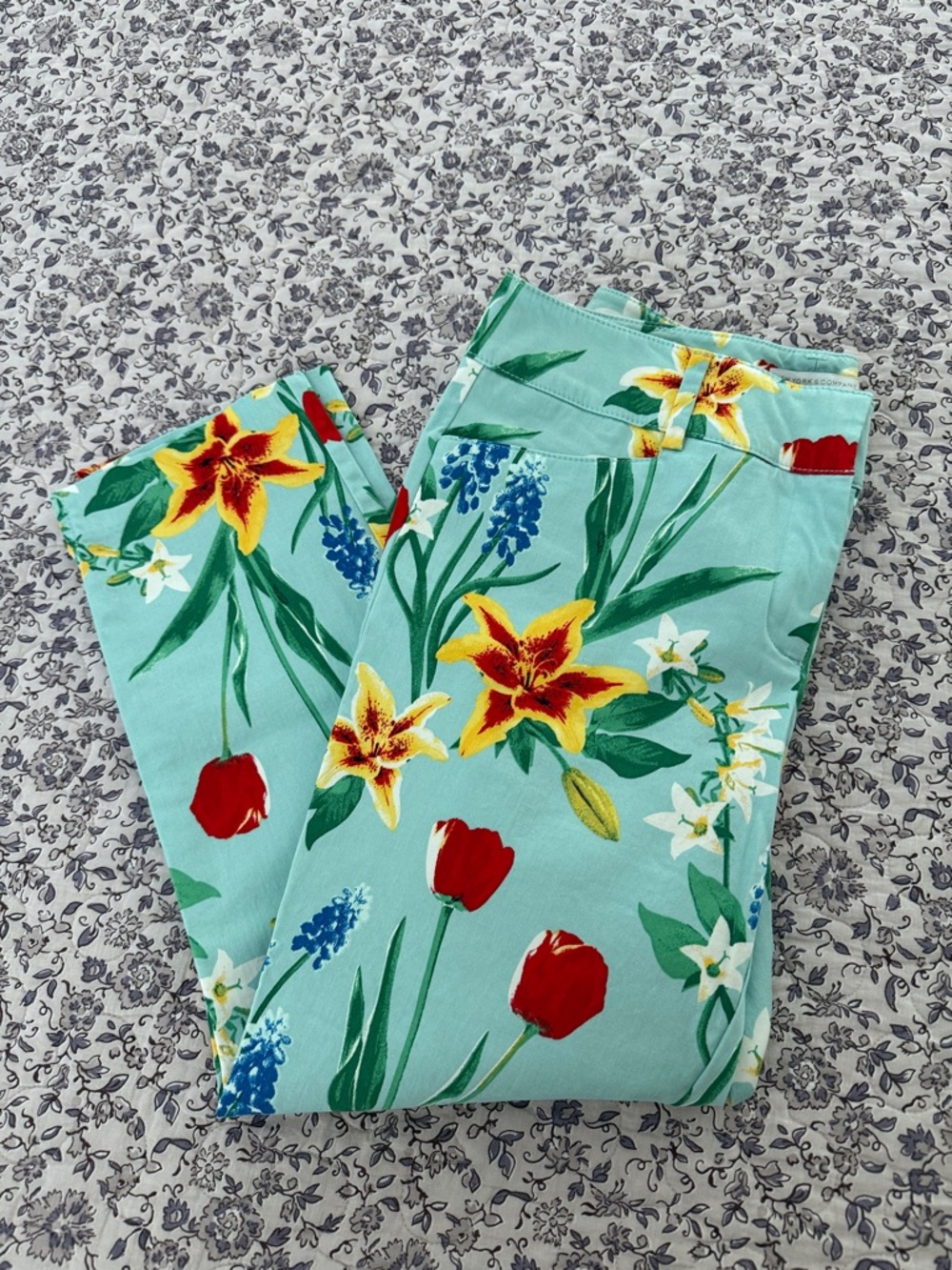 🦋New York & Company capris blue yellow green red white floral stretch size 2 EUC